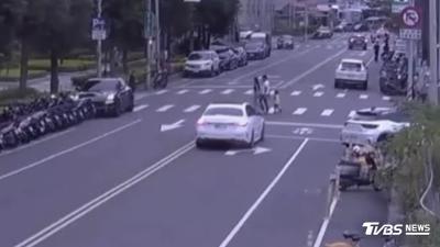 影音/疑闖紅燈過馬路!嗆駕駛「差點撞到」妻小 男追車亮槍遭圍捕
