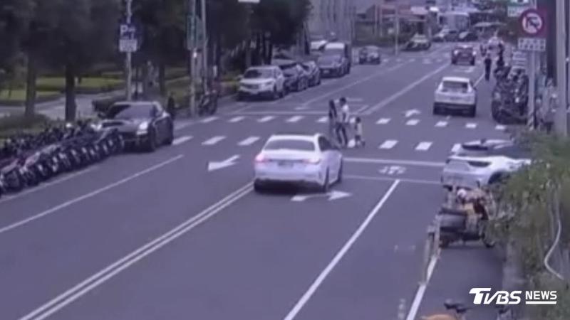 不滿白色轎車差點撞上妻小,男追車亮槍遭圍捕。(圖/TVBS)