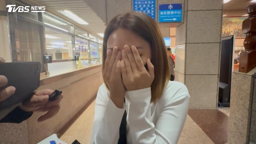 家屬情緒激動掩面痛哭。(圖/TVBS)