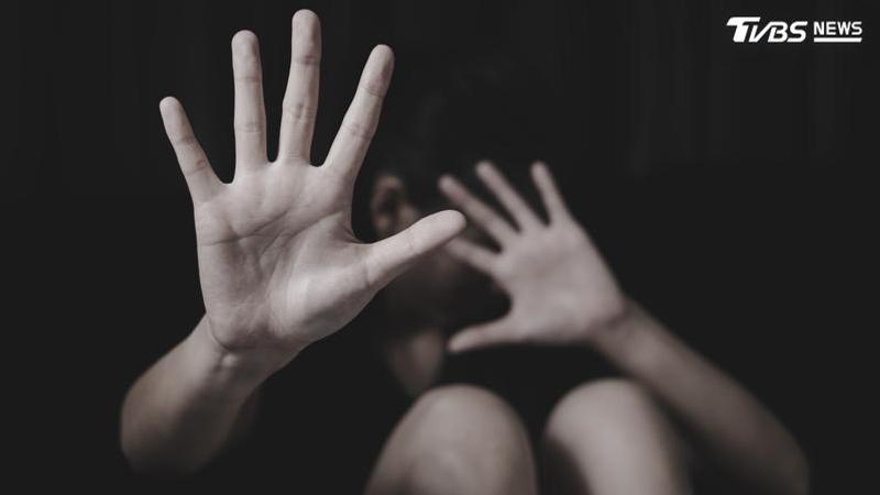 女子遭男友硬上拍攝不雅片告上法庭,法院二審加重判決。(圖/Shutterstock達志影像)