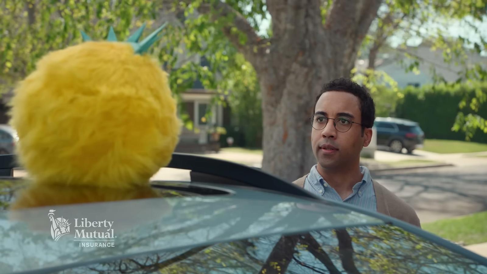 Liberty Biberty趴在車頂上(圖/翻攝自YouTube@LibertyMutual)