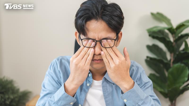 長期攝取葉黃素和玉米黃素偏低的人,未來黃斑部病變風險較高。(圖/Shutterstock達志影像)