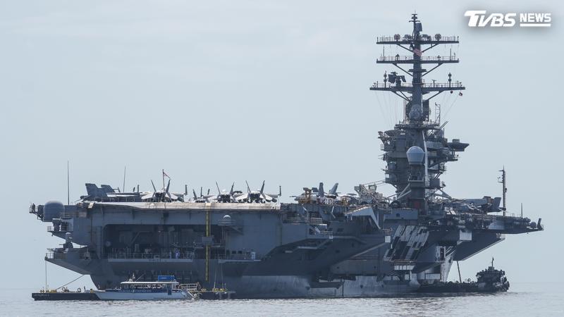 美軍艦持續於中東海域全天候運作,出動戰機執行荷姆茲海峽護航任務,守護波斯灣石油運輸安全。(圖/達志影像美聯社)