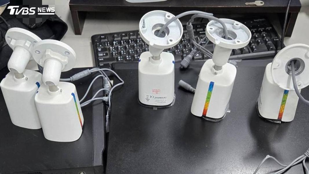 現場查獲監視器主機3臺、監視器鏡頭5支等證物。(圖/TVBS)