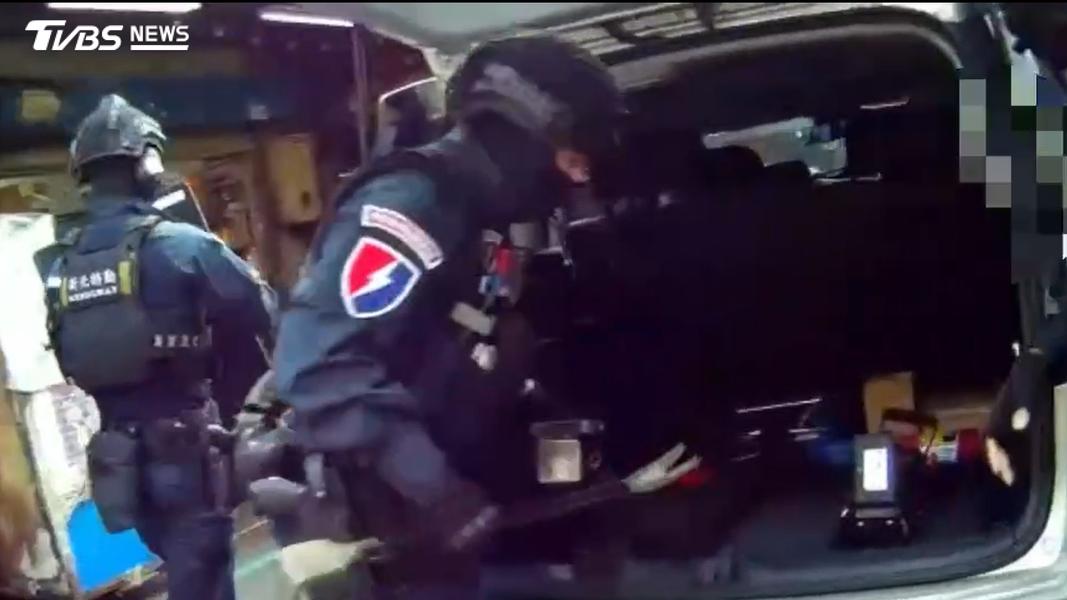 毒品分裝場藏在菜市場內,霹靂警力入內攻堅。(圖/TVBS)