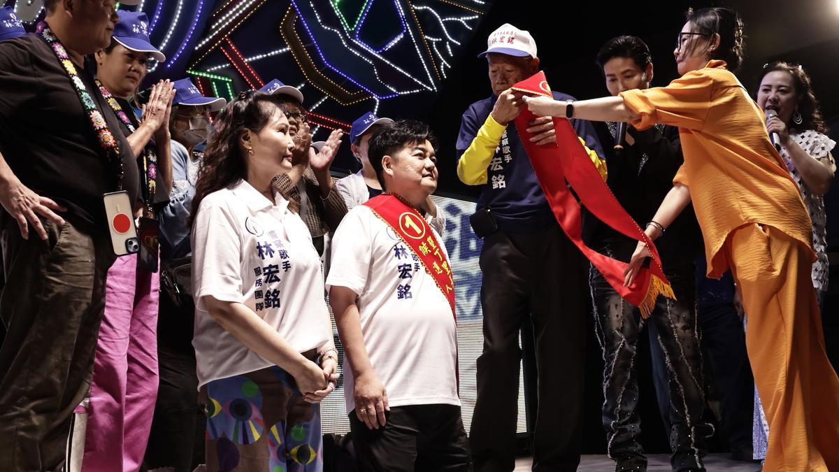 退休「刑警歌手」選屏東里長「當場下跪」 助選團全是大咖明星