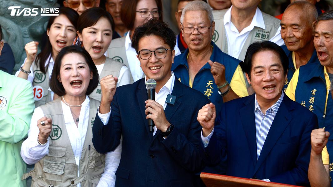 總統賴清德與台北市長候選人沈伯洋共同到天母三玉宮參拜揭匾。(圖/華子琛攝)