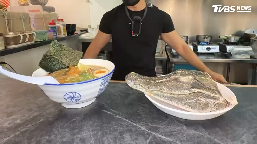 台南這間拉麵店針對萬聖節推出驚嚇指數爆表的鱷魚拉麵,整碗拉麵連同鱷魚頭一起上桌,視覺衝擊十足(圖/TVBS)