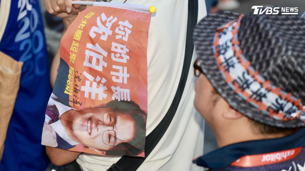 民眾拿著手搖旗、飄帶等物品到現場支持。(圖/華子琛攝)