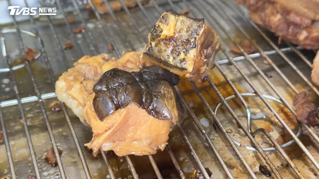 高湯更是真材實料以鱷魚熬煮而成,就連傳統的叉燒也改用鱷魚肉替換(圖/TVBS)
