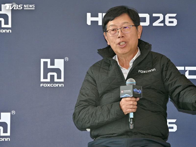 鴻海董事長劉揚偉接受媒體聯訪。(圖/胡瑞麒攝)