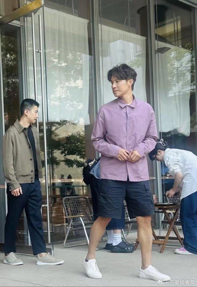 鍾漢良先前在杭州咖啡廳被捕獲。 (圖/翻攝自微博)
