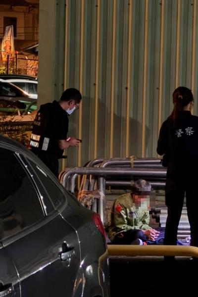 深夜擾鄰!醉男狂踢鐵皮屋、砸碎酒瓶 警到場嘆:又是你