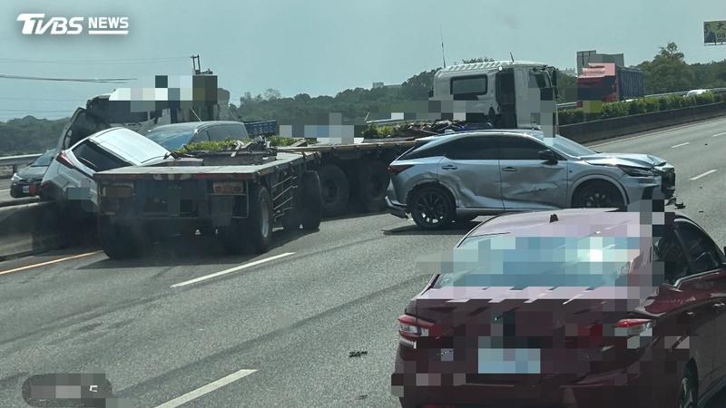 聯結車疑似變換車道不慎。(圖/TVBS)