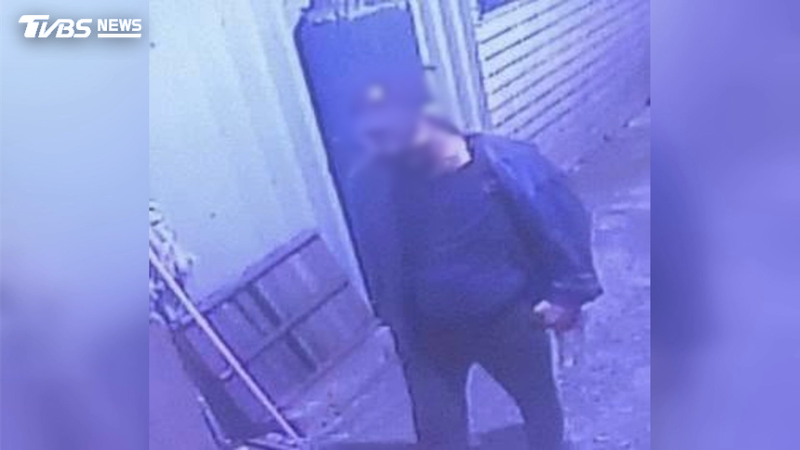 嘉義市西區突然出現一名陌生男子,會在小巷弄內挨家挨戶敲門要錢,甚至還直接闖進民宅大打悲情牌討錢。(圖/TVBS)