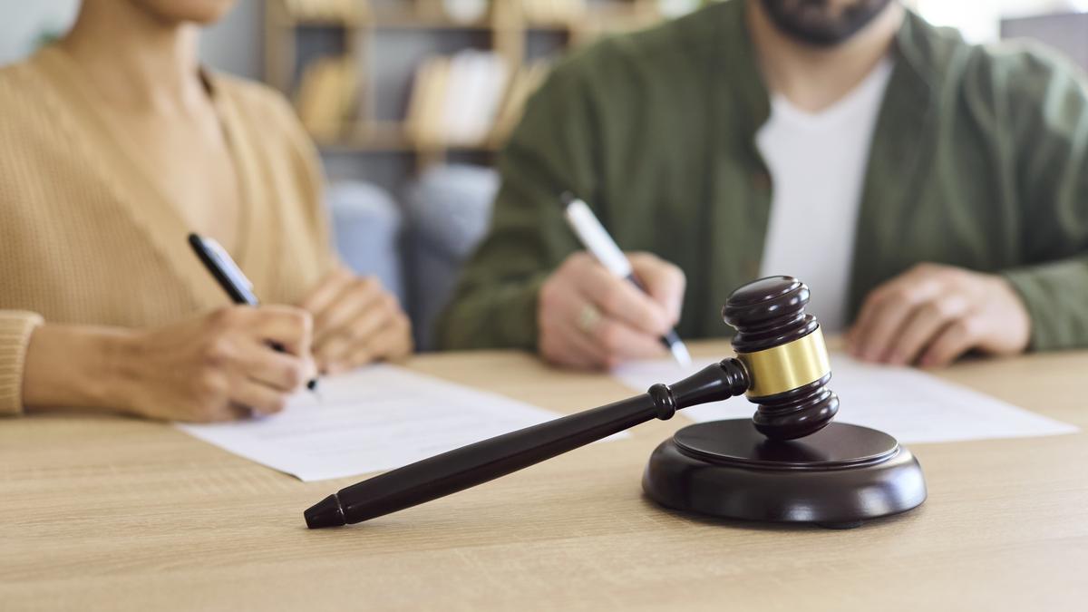 打掃翻出「夫性侵判決書」!人妻提離婚遭裝監控 法官判離