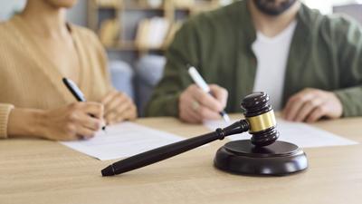 打掃翻出「夫性侵判決書」!人妻提離婚遭裝監控 法官判離