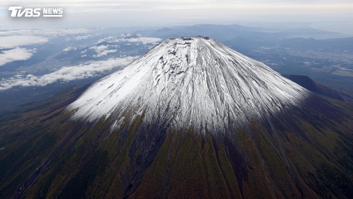 山腳向日葵、山頂白了頭 日富士山「初冠雪」