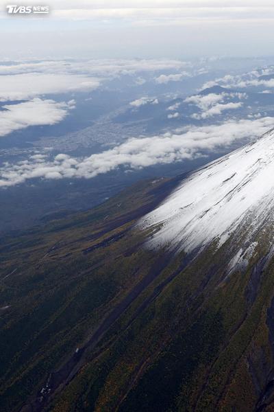 冬天來了! 山腳向日葵、山頂白了頭 日本富士山「初冠雪」
