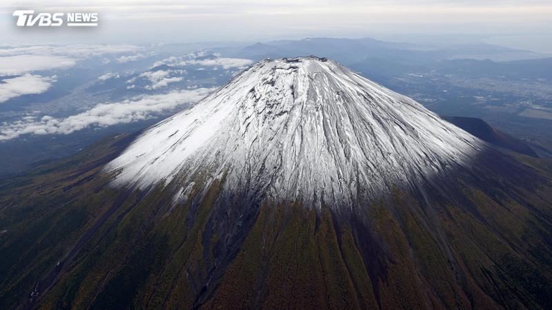 冬天來了! 山腳向日葵、山頂白了頭 日本富士山「初冠雪」
