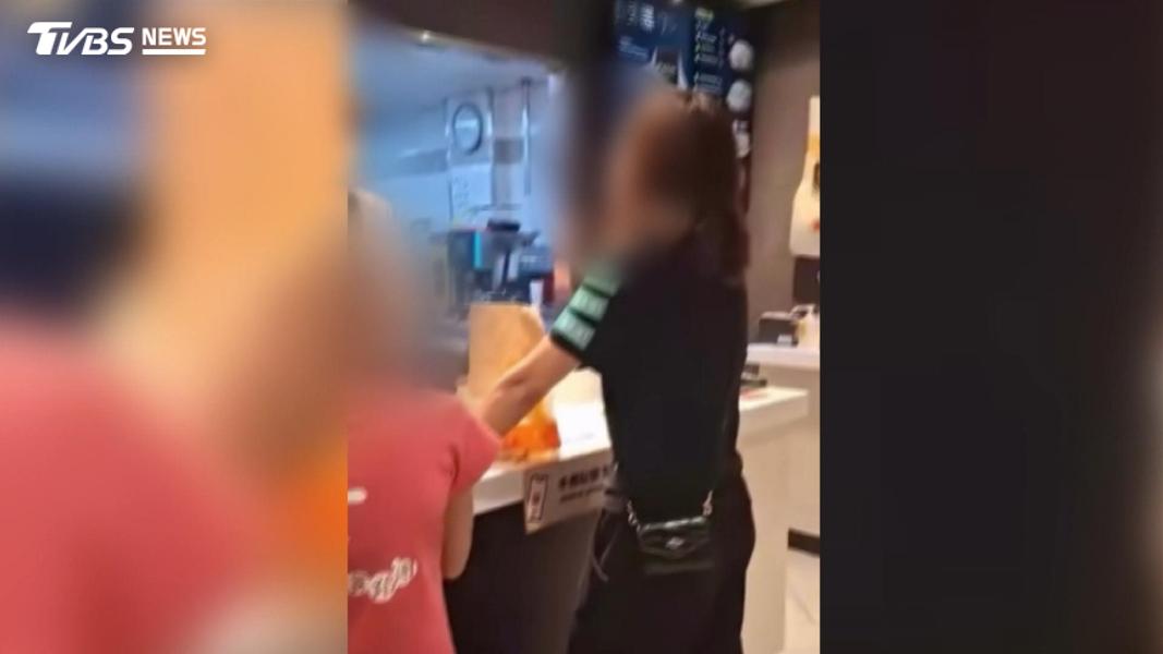 玉米湯沒問升級!媽帶孩飆罵麥當勞店員 網心疼:身教堪憂。(圖/民眾提供)