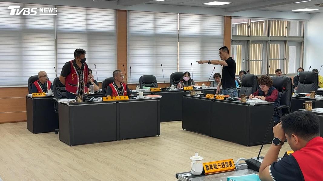 主席李國源詢問鄉長全志堅,若下屬遇到權勢霸凌會如何處理,鄉長全志堅: 開記者會跟被害者道歉。(圖/TVBS)