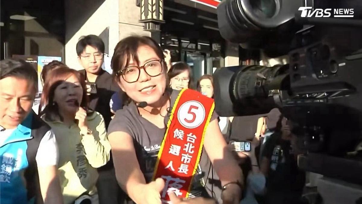 蔣團隊攝影上午架拐爆衝突 石舫亘出手了!下午掃街先向記者握手
