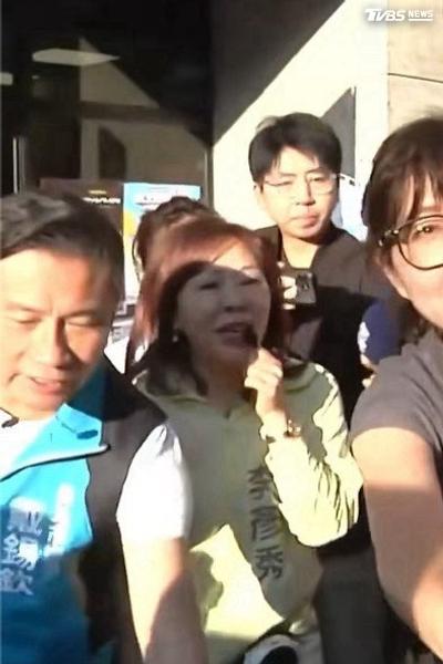 蔣團隊攝影上午架拐爆衝突 石舫亘出手了!下午掃街先向記者握手
