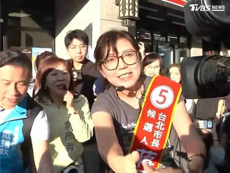 台北市長蔣萬安這兩日身體抱恙,連兩日改由太太石舫亘當起「最佳分身」代夫拜票。(圖/TVBS)