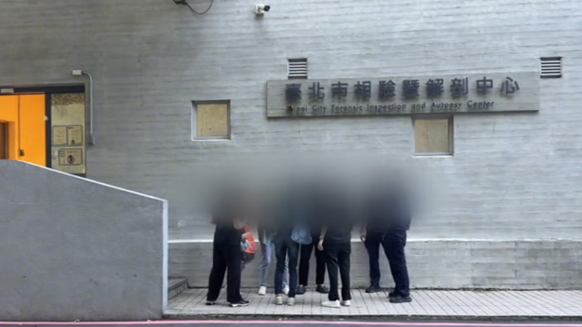 夫妻當義交十多年 鄰近路口站崗 形影不離