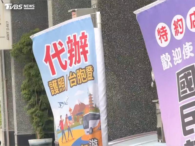 6800元的金廈旅遊被推銷床墊,進一步追蹤發現,同行領隊自稱是某家旅行社員工,實際到公司了解,業者否認,懷疑是遭冒名接團。(圖/TVBS)