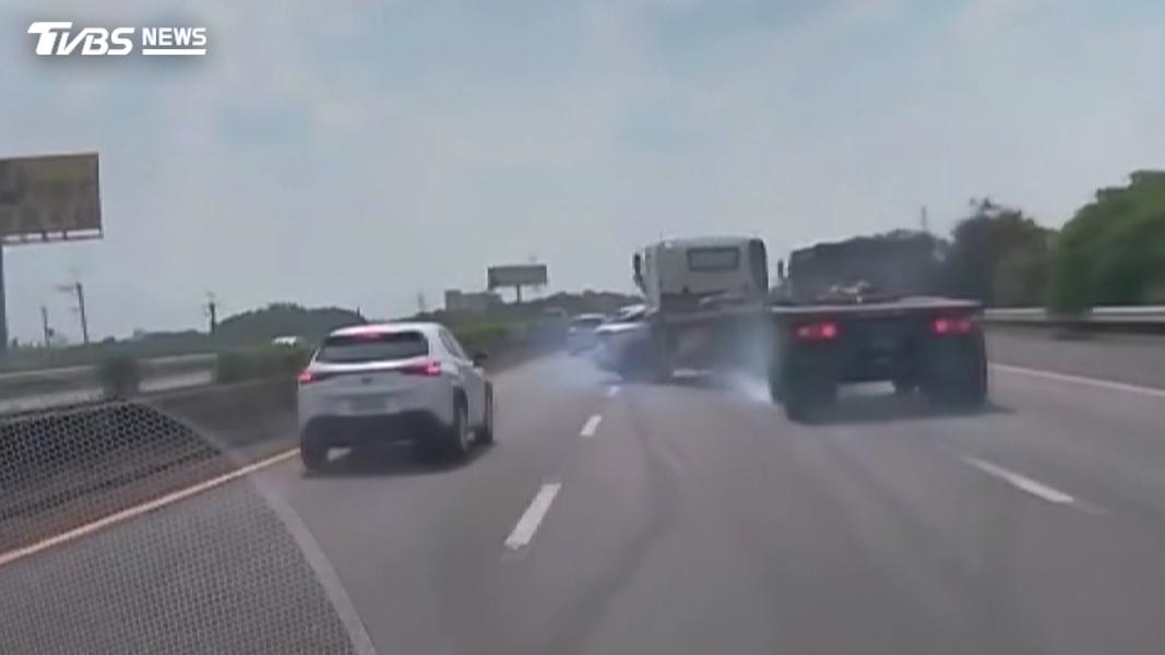 國道4車連撞「拖板車打橫180度」!休旅車遭擠上分隔島。(圖/TVBS)