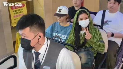 直擊/MAMAMOO+親和力爆棚!頌樂戴口罩開懷大笑與粉絲聊天、玟星持續甜笑