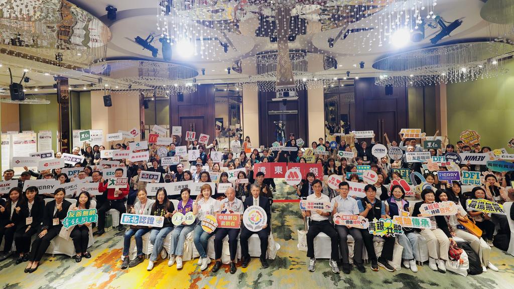 115年度中高齡者及高齡者友善職場認證表揚活動全體大合照。（圖／新北市政府勞工局）