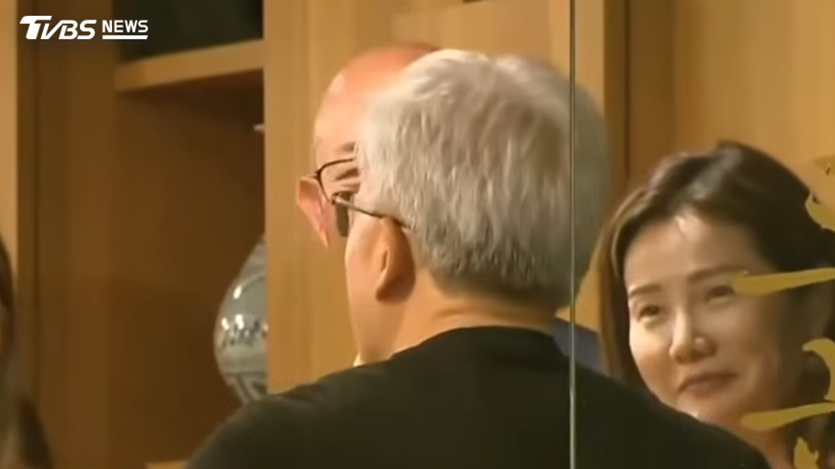 黃仁勳遭爆「身邊藏女共諜」!外媒再揭驚人履歷:曾任央視記者
