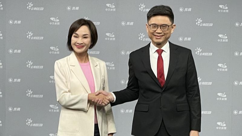 高雄市長選戰首場辯論會今(30)日晚間8時舉行,國民黨候選人柯志恩、民進黨候選人賴瑞隆正面攻防。(圖/民視、中天新聞、公視台語台提供)