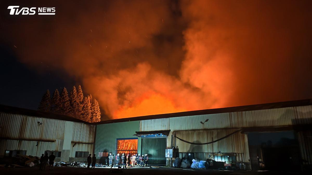 烈焰狂燒5千平方米!林口連棟工廠陷火海 148名消防員連夜搶救