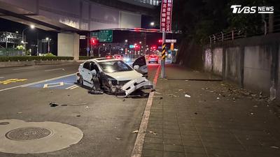 看到黑影急煞釀禍?中和2車事故 後車失控撞前車再猛撞圍牆