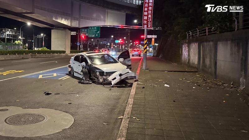吳男疑因前車急煞導致車輛失控,先碰撞游男駕駛的前車再猛力撞擊路旁圍牆。(圖/TVBS)