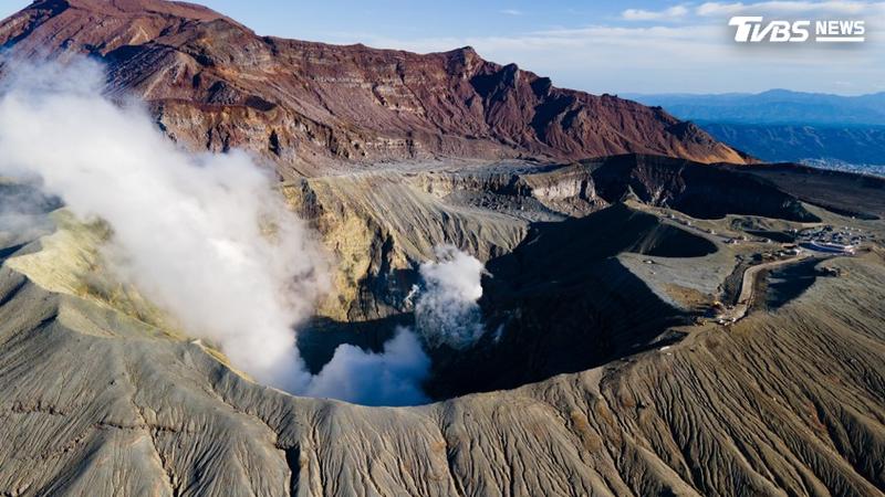 日本熊本縣阿蘇火山今年1月發生空難,兩名台灣人罹難,遺體至今仍未回收。(圖/達志影像 shutterstock)
