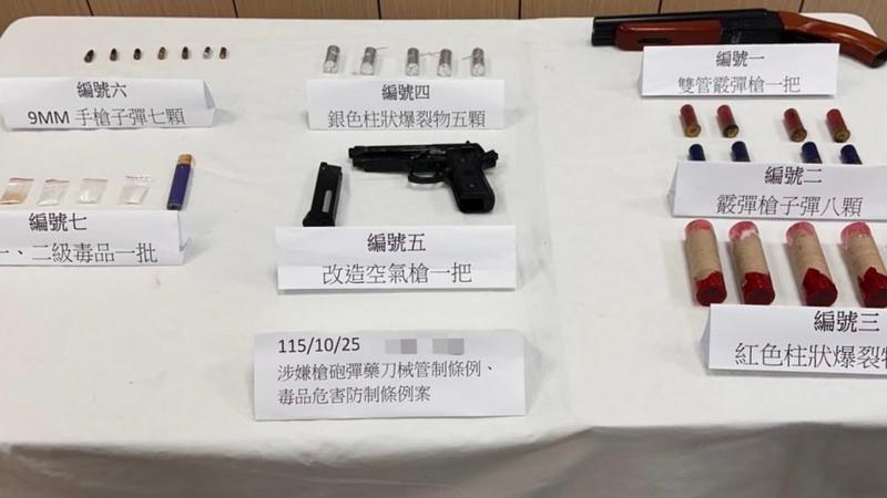 高雄男子背包內查獲槍枝及爆裂物。(圖/高雄市政府警察局仁武分局)