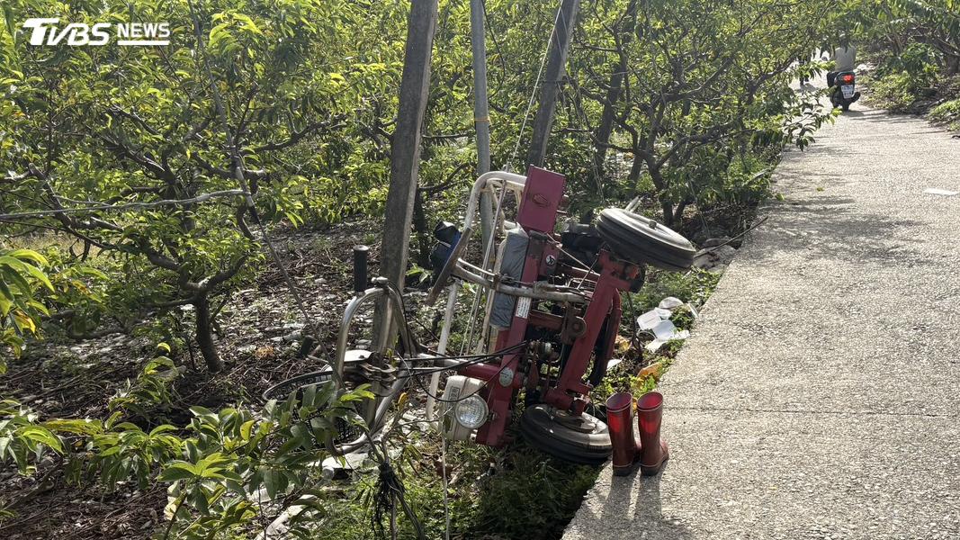 農用搬運車從產業道路翻覆至釋迦園內,現場一名潘姓婦人命危送醫。(圖/TVBS)