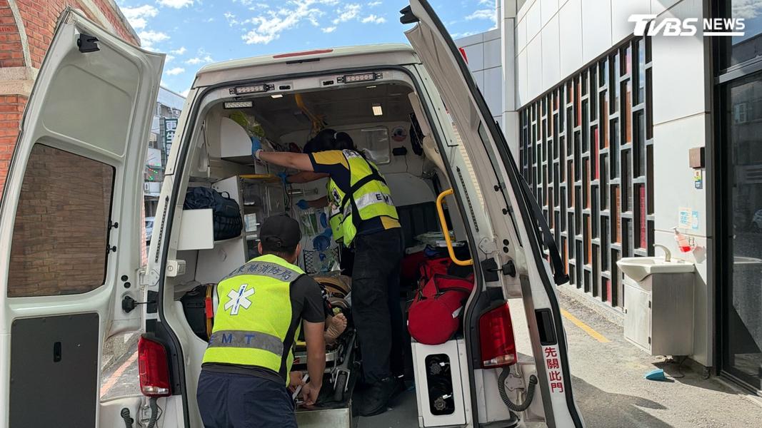 潘姓農婦被緊急送往台東馬偕醫院搶救,消防員小心翼翼將她從救護車上搬運下來。(圖/TVBS)