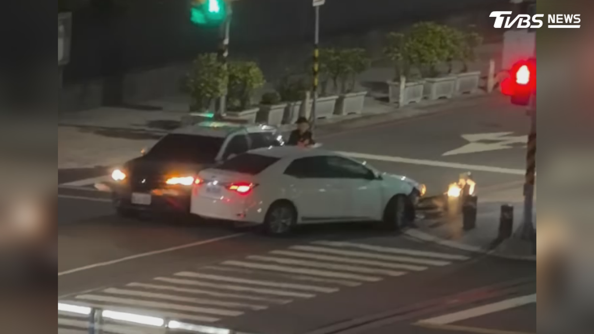 白車闖單行道自撞 駕駛衝撞警車落跑