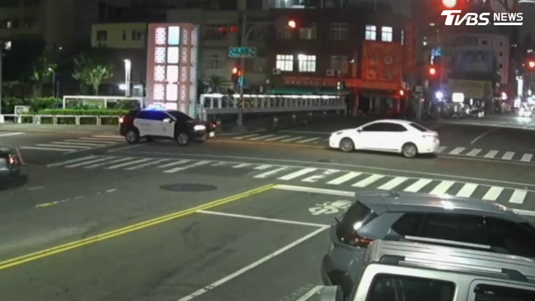 員警發現白色轎車違規後隨即上前攔截,要求駕駛下車接受盤查,駕駛不僅拒絕配合,還突然倒車衝撞警車(圖/TVBS)
