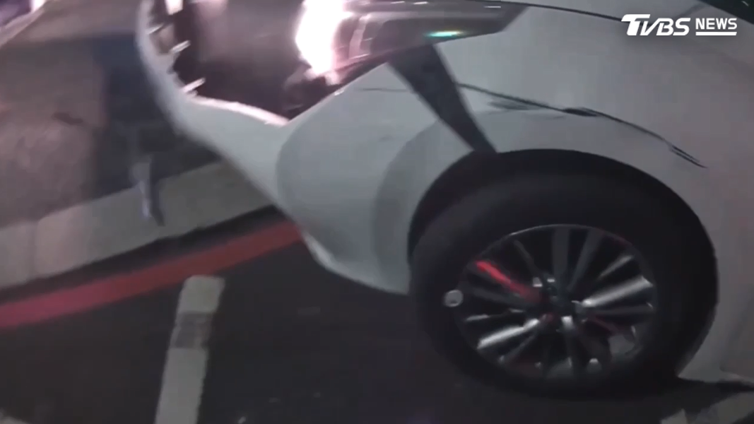 員警要求駕駛下車接受盤查,駕駛不僅拒絕配合,還突然倒車衝撞警車,過程中撞壞自己的前保險桿,隨後猛踩油門加速逃離現場(圖/TVBS)