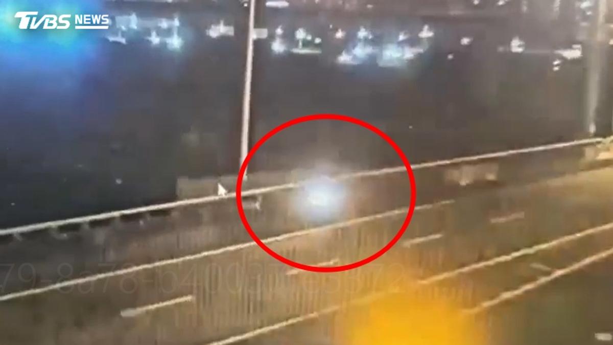 鳴笛廣播全無視!24歲男騎車誤闖國一 下秒急墜高架橋慘死