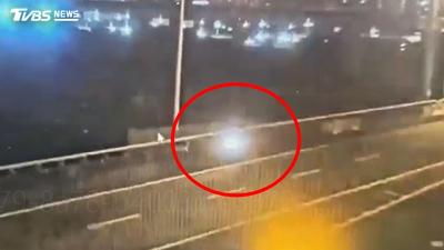 鳴笛廣播全無視!24歲男騎車誤闖國一 下秒急墜高架橋慘死