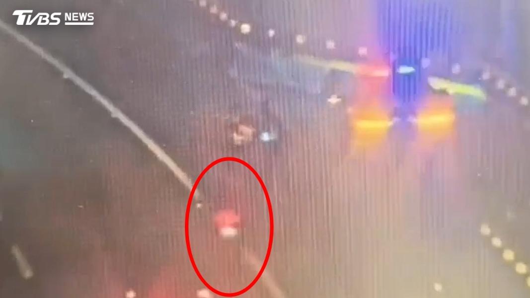 男子無視警方沿路狂飆,沒多久便發生憾事。(圖/TVBS)