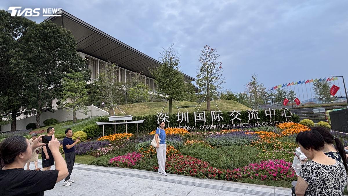 直擊深圳APEC主會場 花卉旗幟就位